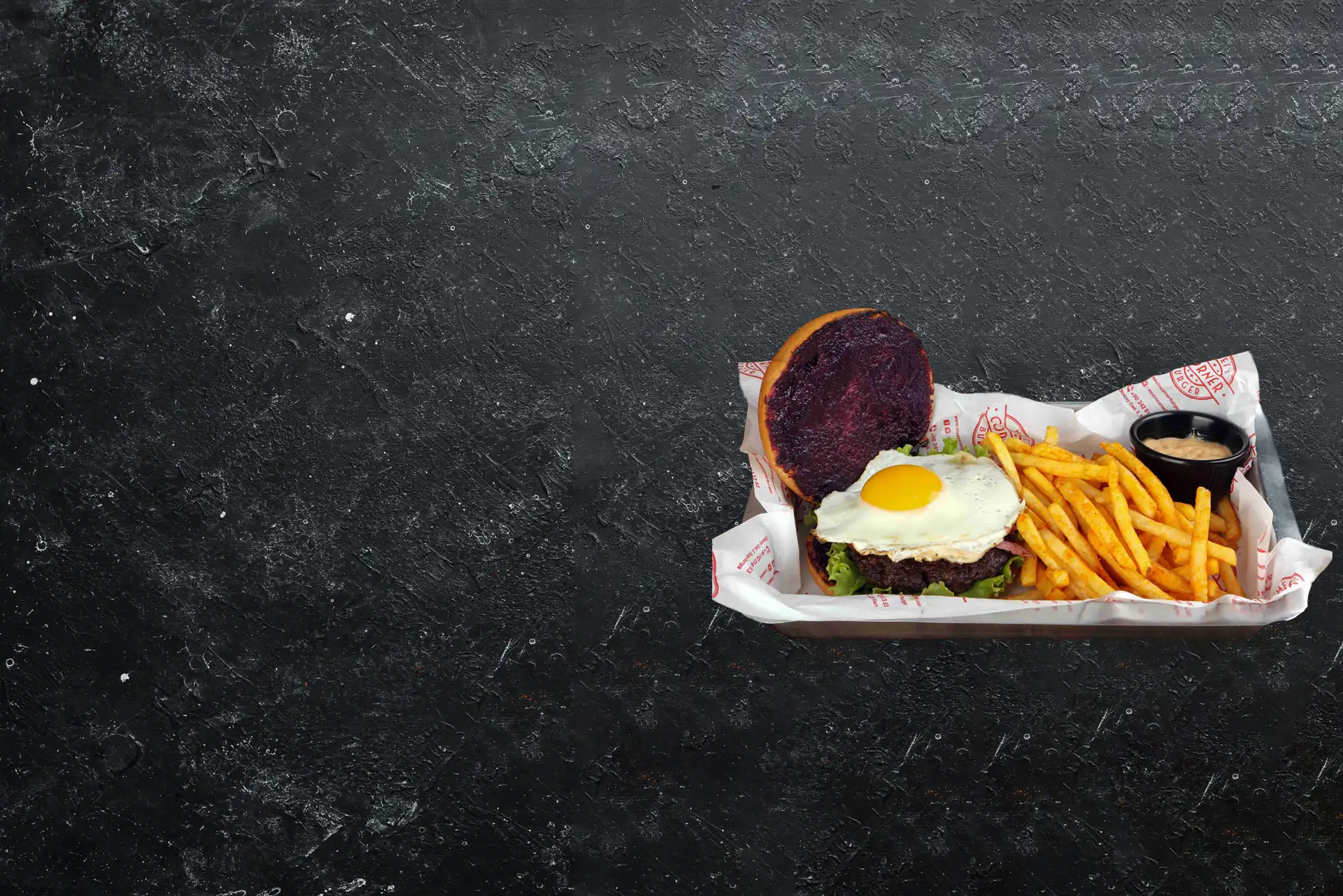 Izgarada pişmiş burger, sahanda yumurta ve patates kızartması